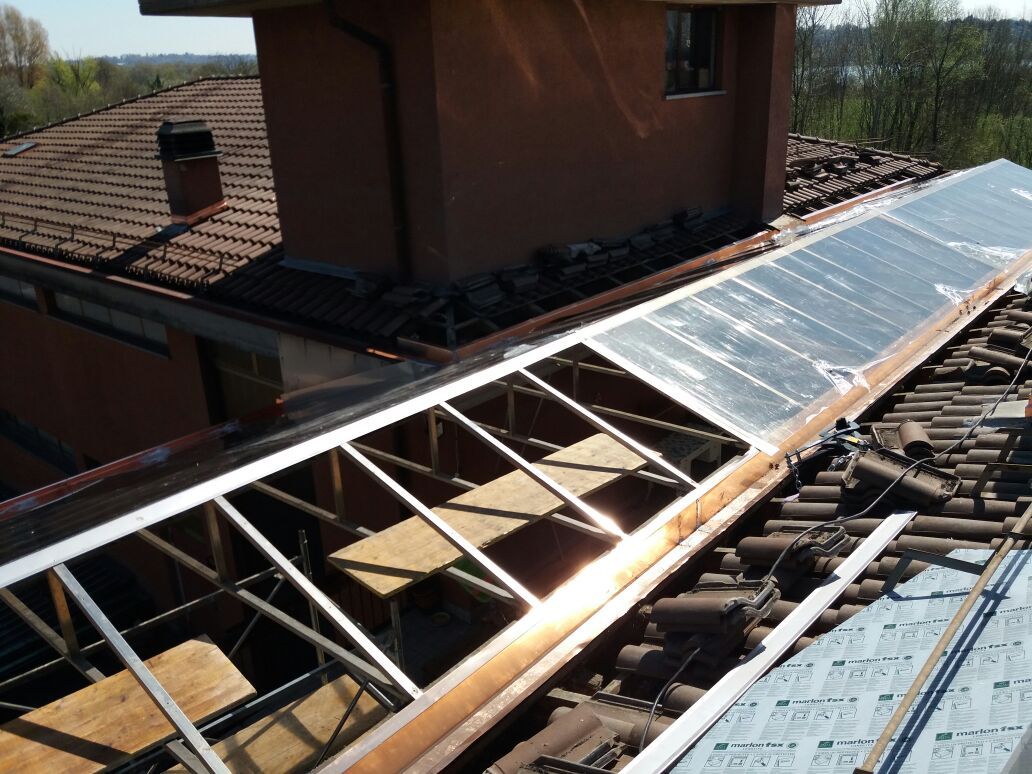 una grondaia e un rivestimento in lamiera color rame sotto un tetto